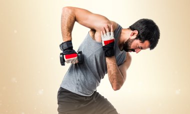 Esmer adam odaklanmamış arka plan