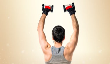 Esmer adam odaklanmamış arka plan