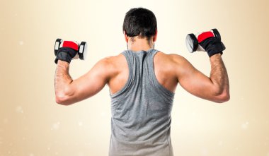 Esmer adam odaklanmamış arka plan