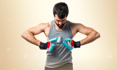 Esmer adam odaklanmamış arka plan