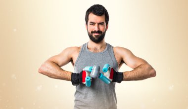 Esmer adam odaklanmamış arka plan