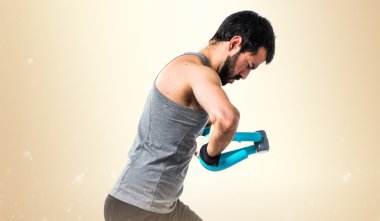 Esmer adam odaklanmamış arka plan