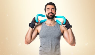 Esmer adam odaklanmamış arka plan