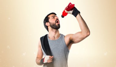 Esmer adam odaklanmamış arka plan