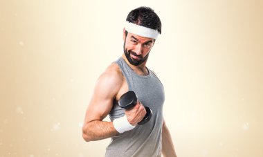 Esmer adam odaklanmamış arka plan