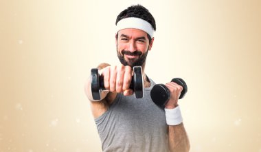 Esmer adam odaklanmamış arka plan