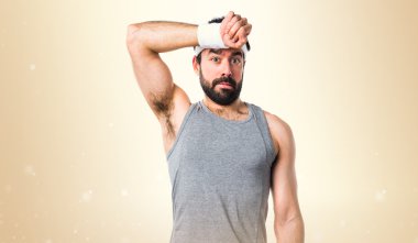 Esmer adam odaklanmamış arka plan