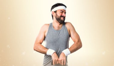 Esmer adam odaklanmamış arka plan