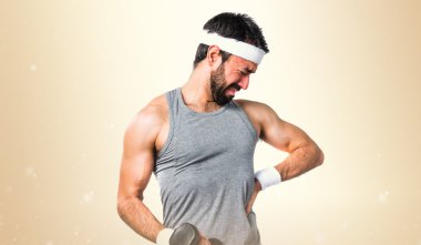 Esmer adam odaklanmamış arka plan