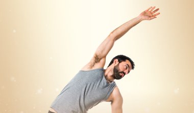 Esmer adam odaklanmamış arka plan