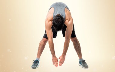 Esmer adam odaklanmamış arka plan