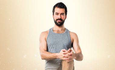 Esmer adam odaklanmamış arka plan