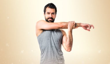 Esmer adam odaklanmamış arka plan