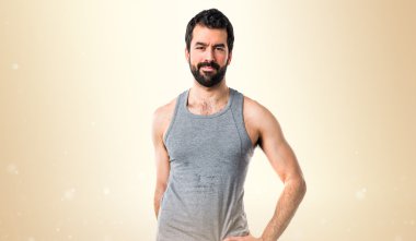 Esmer adam odaklanmamış arka plan