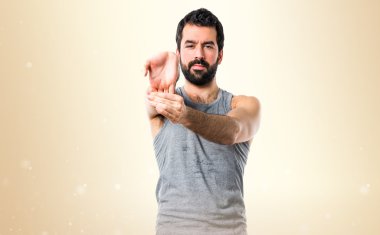 Esmer adam odaklanmamış arka plan