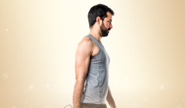 Esmer adam odaklanmamış arka plan