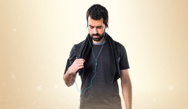 Esmer adam odaklanmamış arka plan