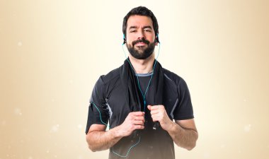 Esmer adam odaklanmamış arka plan