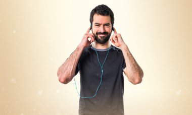 Esmer adam odaklanmamış arka plan