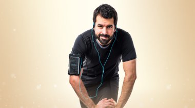 Esmer adam odaklanmamış arka plan