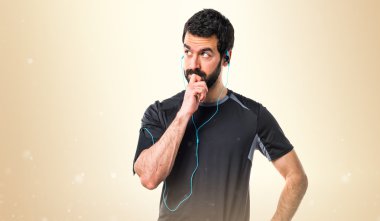 Esmer adam odaklanmamış arka plan