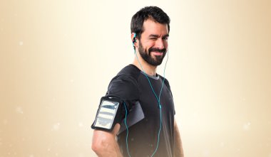 Esmer adam odaklanmamış arka plan