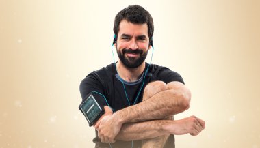 Esmer adam odaklanmamış arka plan