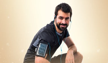 Esmer adam odaklanmamış arka plan