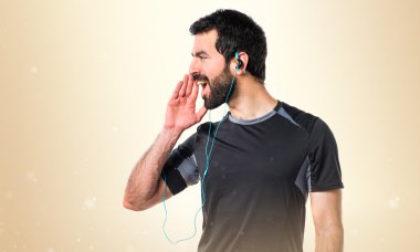 Esmer adam odaklanmamış arka plan