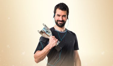 Bir kupa tutan Sportman