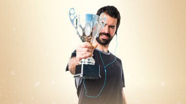 Bir kupa tutan Sportman