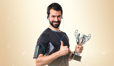 Bir kupa tutan Sportman