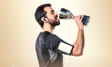 Bir kupa tutan Sportman