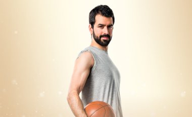 Esmer adam odaklanmamış arka plan