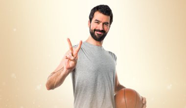 Zafer jest yapıyor basketbol oynarken adam