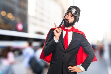 Esmer adam odaklanmamış arka plan