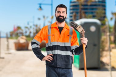 Esmer adam odaklanmamış arka plan