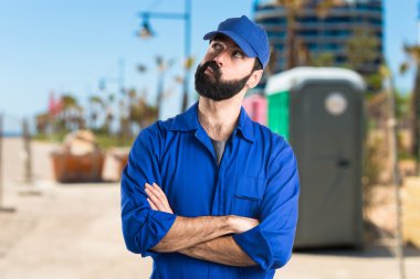 Esmer adam odaklanmamış arka plan