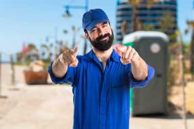 Öne doğru işaret tesisatçı