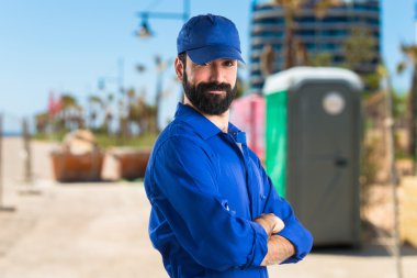 Kollarını çapraz ile tesisatçı