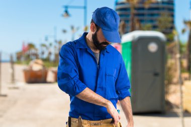 Esmer adam odaklanmamış arka plan