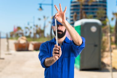 Tesisatçı eğim biçme makinesi ile