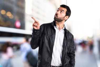 Erkek deri ceket düşünce ile