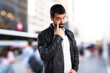 Adamla bir şeyler gösteriyor deri ceket