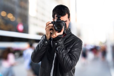 Erkek deri ceket fotoğraf çekme ile