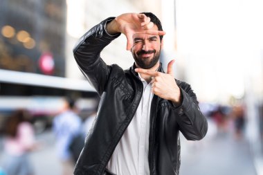 Erkek deri ceket onun parmaklarıyla odaklanan.