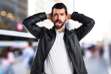Deri ceket, dilini alarak adamla