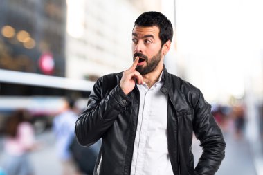 Erkek deri ceket sürpriz jest yapıyor ile