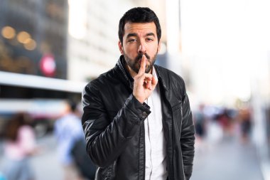 Erkek deri ceket sessizlik jest yapma ile