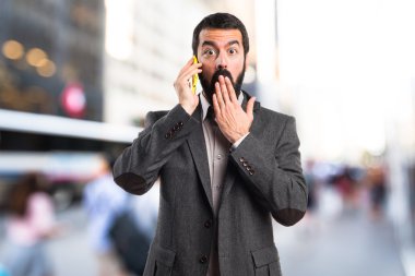 İçin mobil konuşan adam